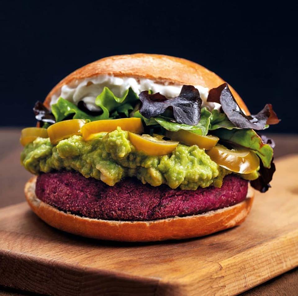 Hamburguesa vegana de lentejas con pan artesanal y vegetales