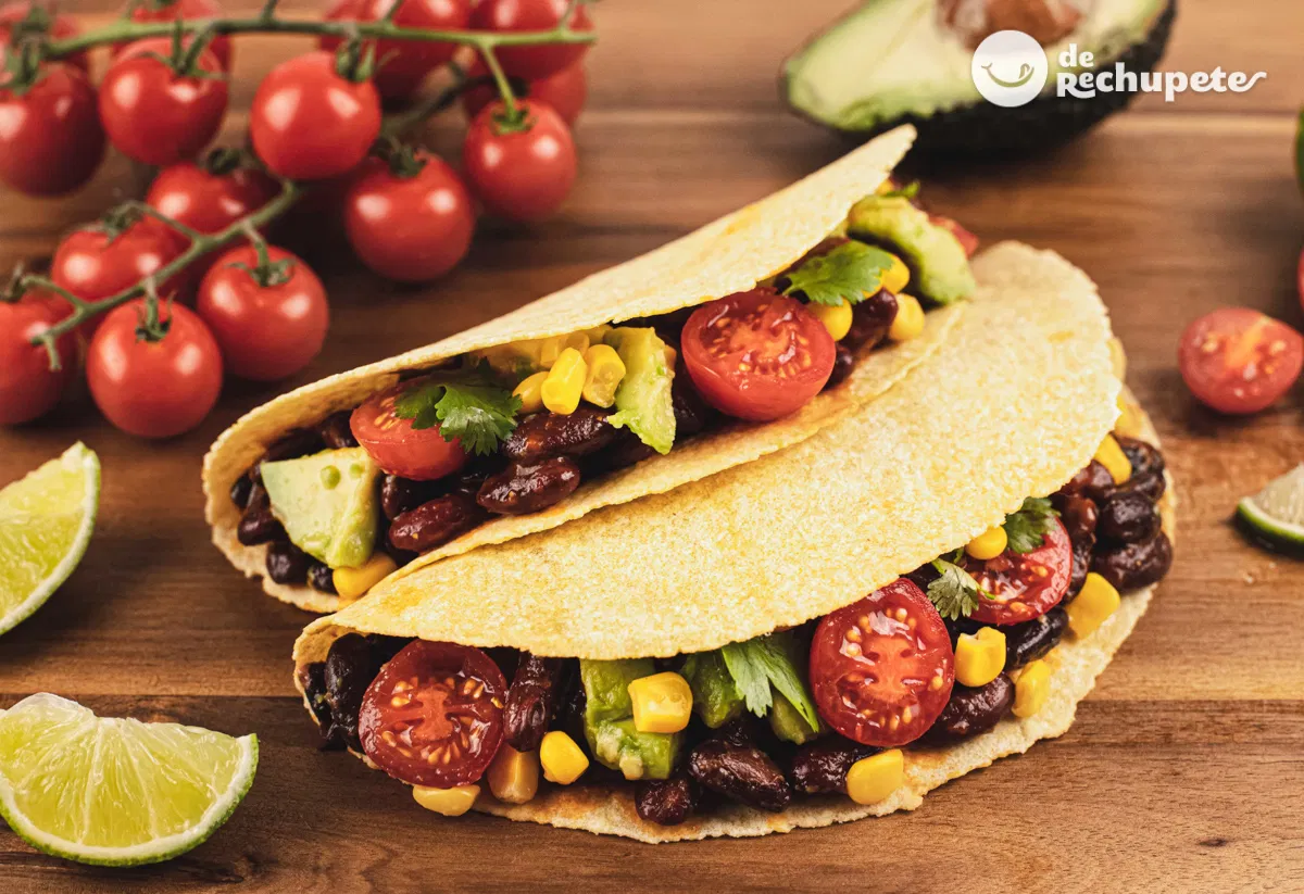 Tacos veganos de jackfruit con especias mexicanas y vegetales frescos